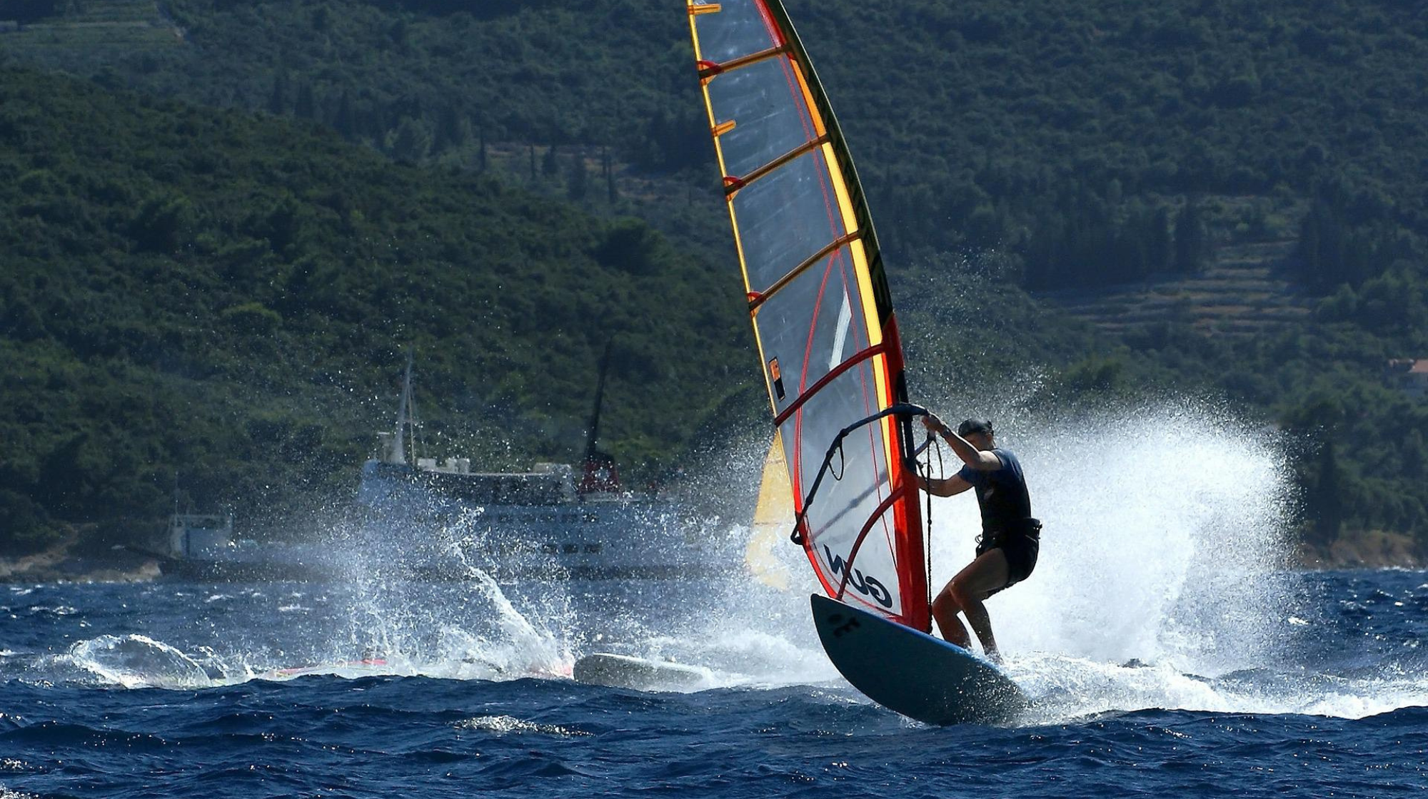 Una persona practicando windsurf. / PIXABAY