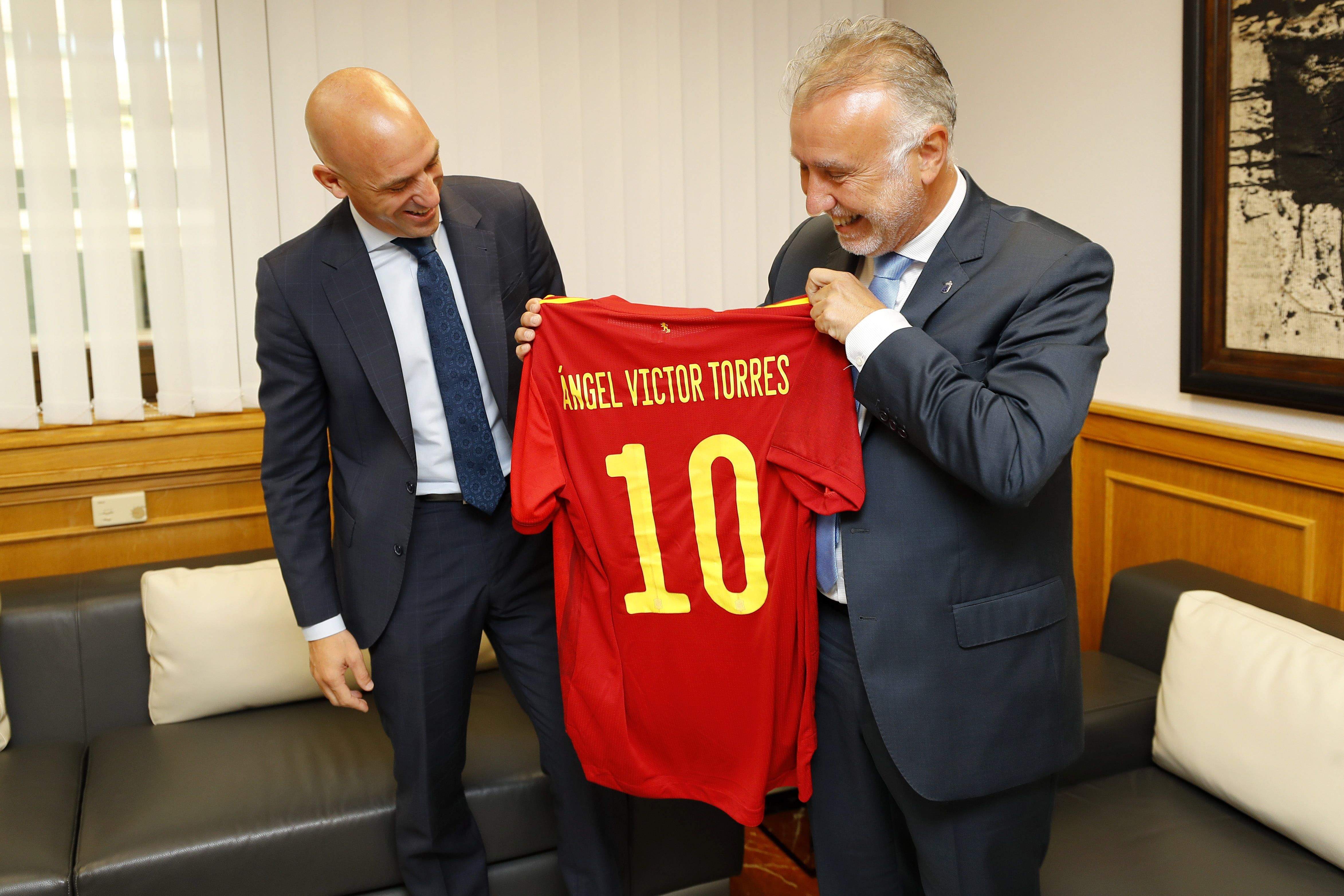 Luis Rubiales obsequió a Ángel Victor Torres con una camiseta de la Selección Española como agradecimiento a la predisposición de Canarias para ser una de las sedes del Mundial 2030./ EFE