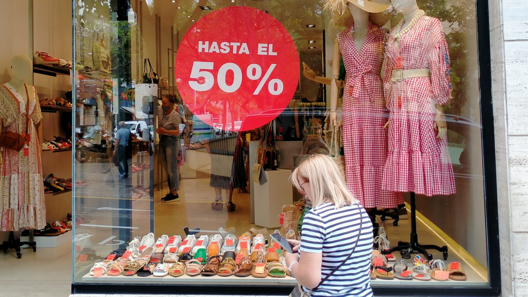 Escaparate comercial en Santa Cruz de Tenerife, en Canarias, con el cartel de sus rebajas. / Ainoha Cruz