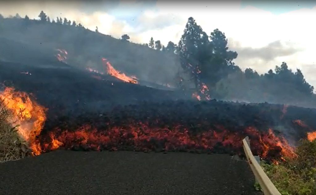 Tramo de la LP-2 arrasado en los primeros días del volcán./ Archivo