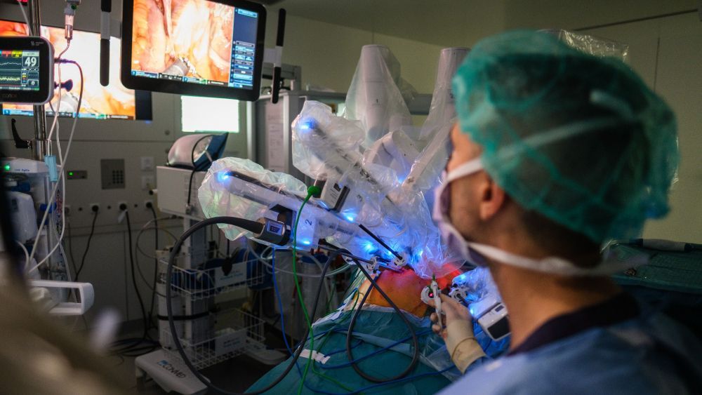 Un cirujano durante una intervención quirúrgica de prolapso de suelo pélvico / QUIRÓNSALUD