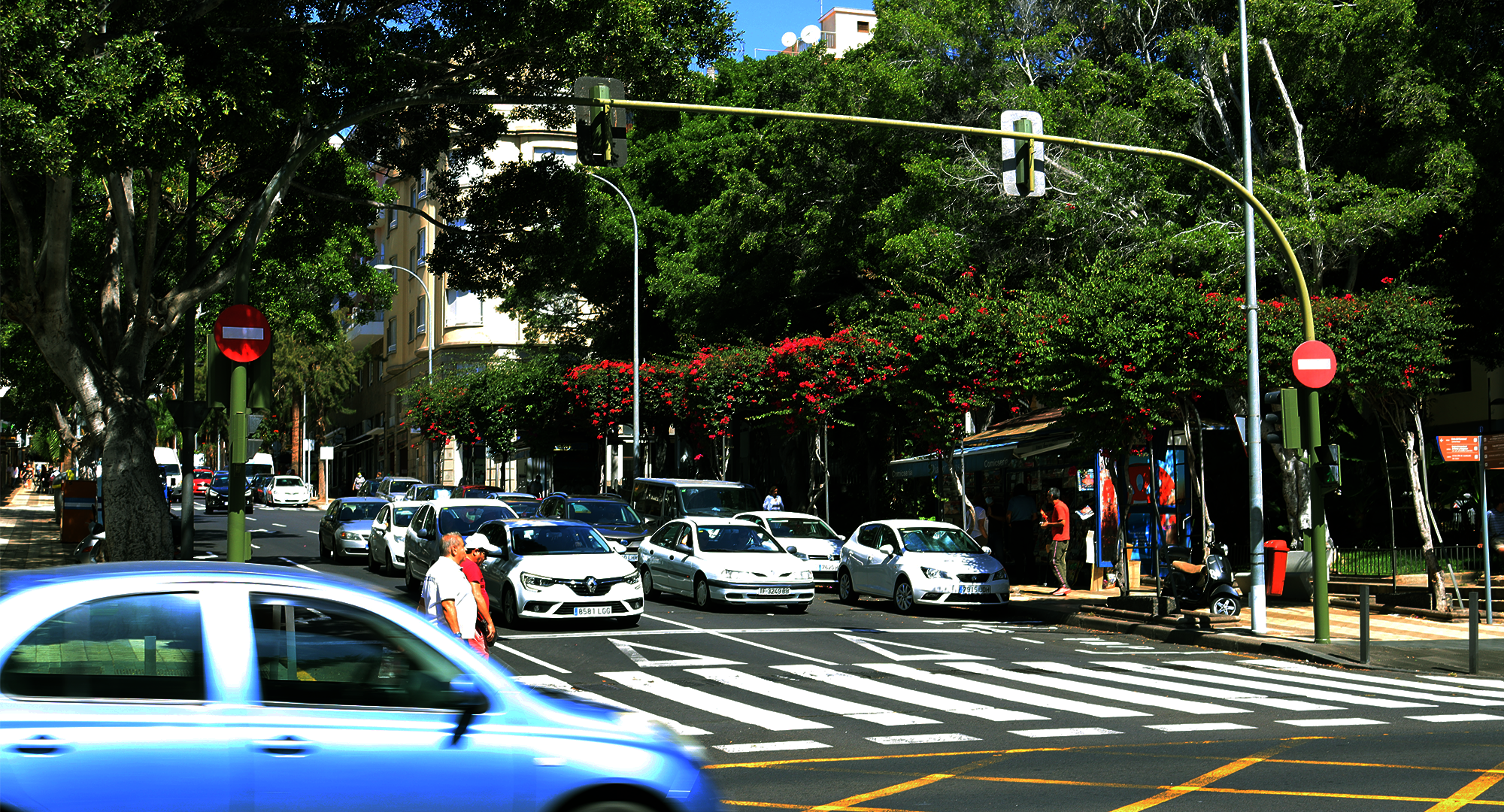 Varios vehículos en las calles de Santa Cruz de Tenerife. El transporte terrestre es el que más CO2 emite en Canarias. / Ainoha Cruz