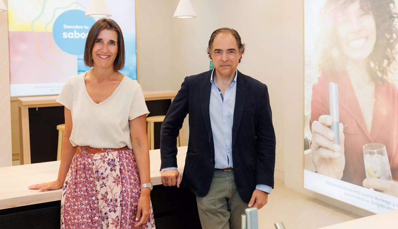 La directora general de Philip Morris en Canarias, Carmina Fusté, y el director general de Philip Morris en España, Enrique Jiménez./ EP