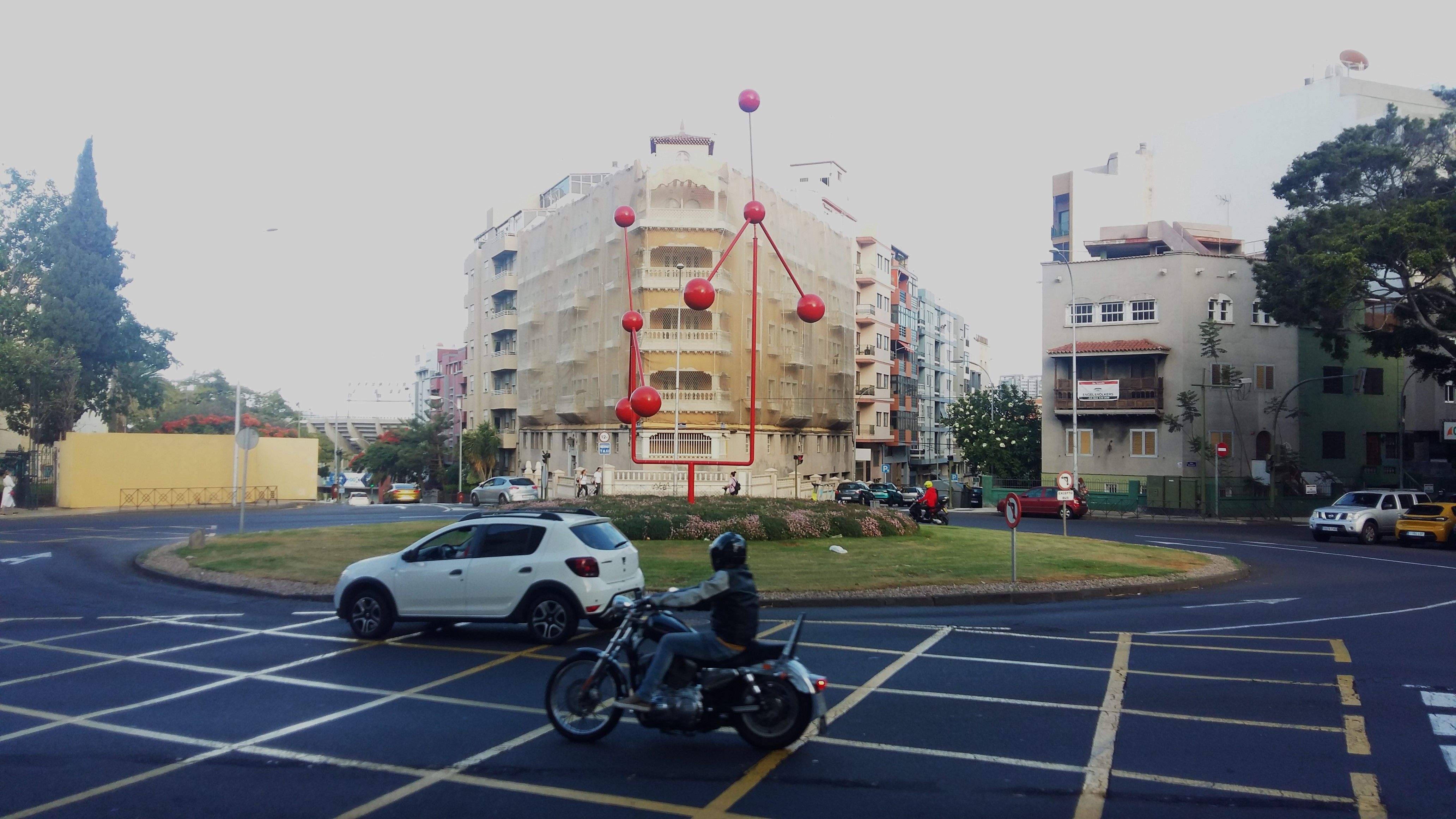 Algunas intersecciones de Santa Cruz tienen apariencia de rotonda pero su señalización indica lo contrario./ AH