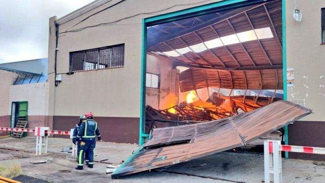 Incendio de una de las naves de El Chorrillo. / Policía Local Santa Cruz de Tenerife 
