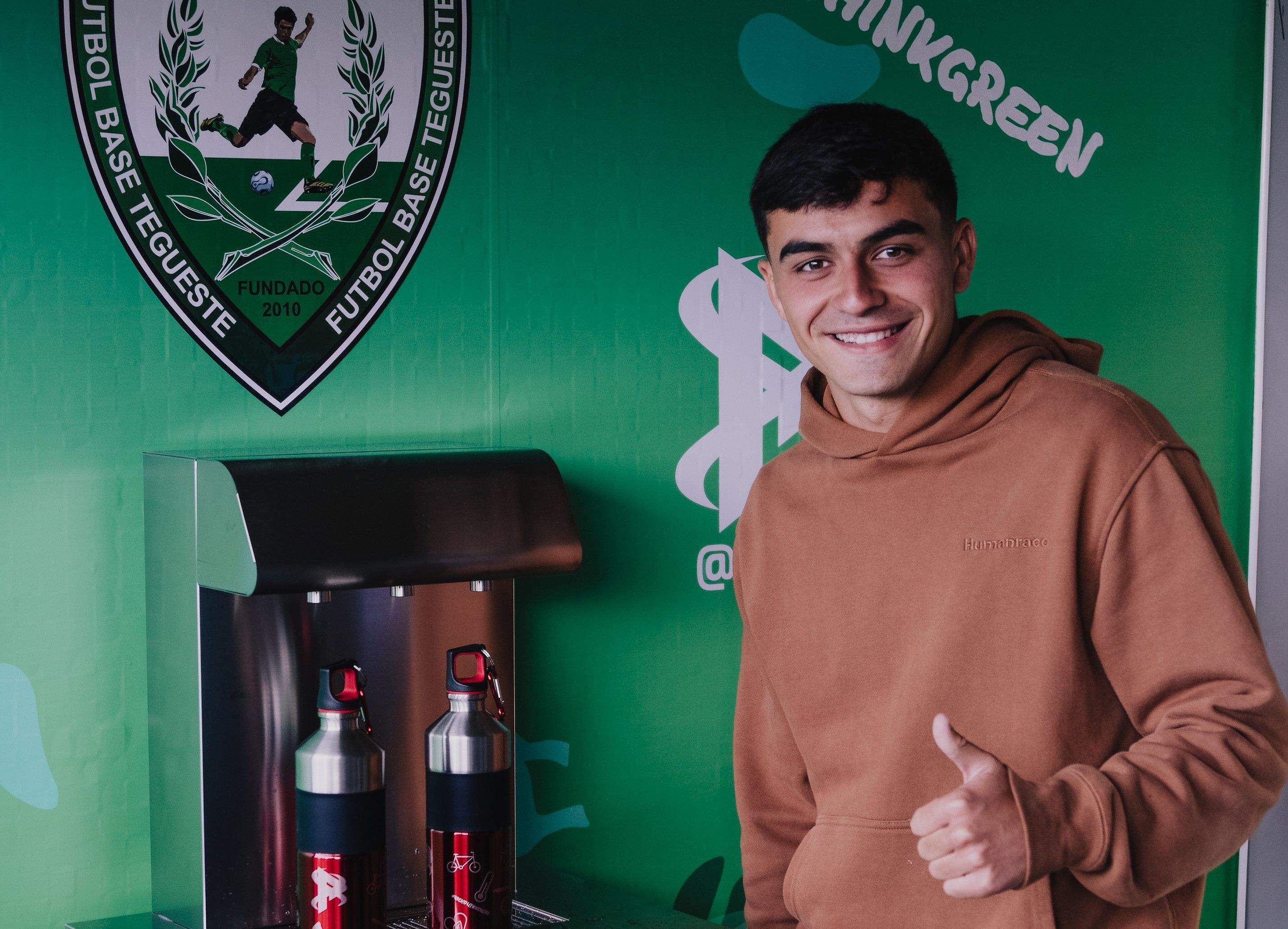 Pedri González participó en un acto celebrado en Tegueste dirigido a reducir el uso de plásticos en los clubes de fútbol base./ EFE