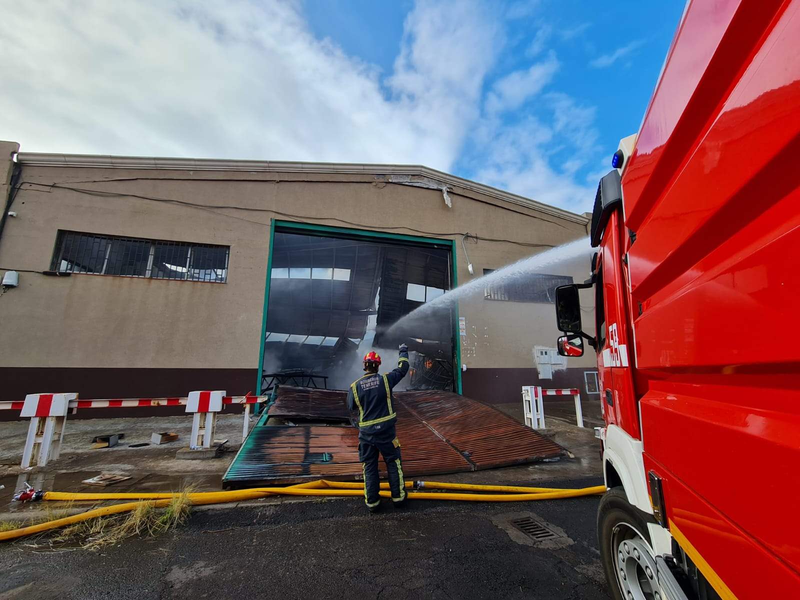 Incendio de varias naves en El Chorrillo. / Bomberos de Tenerife 