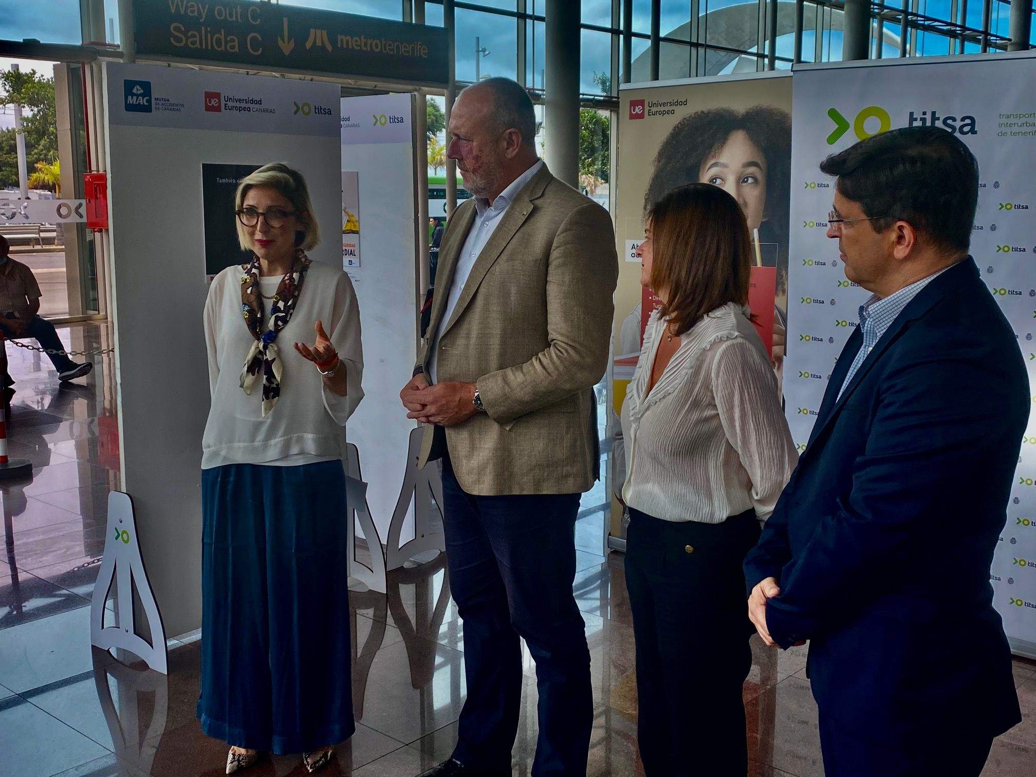 De izquierda a derecha: Cristiana Oliveira, Enrique Arriaga, Raquel Martínez y Javier González Ortiz, en un momento de la visita a la muestra./
