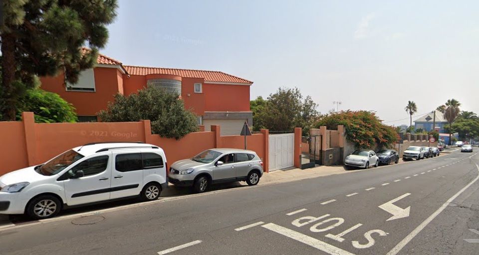 Coches aparcados en el arcén de la carretera Santa Cruz-La Laguna enfrente del Hospital San Juan de Dios./ Google Maps.