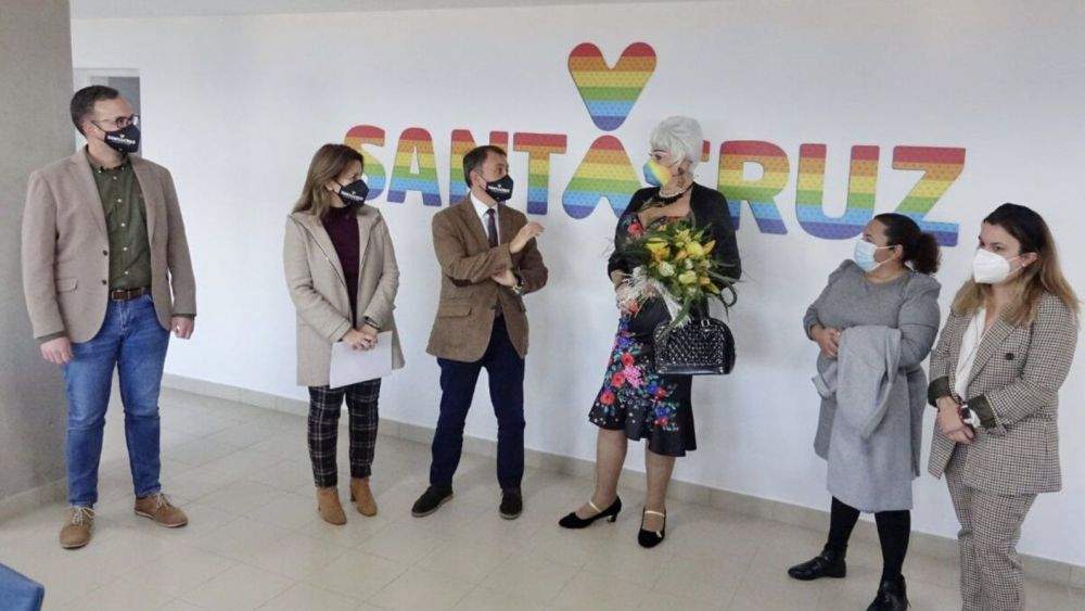José Manuel Bermúdez (centro izq.) y Purificación Dávila (segunda izq.) presentando el centro de diversidad junto a Marcela Rodríguez Acosta (centro der.)./ Ayto. SC