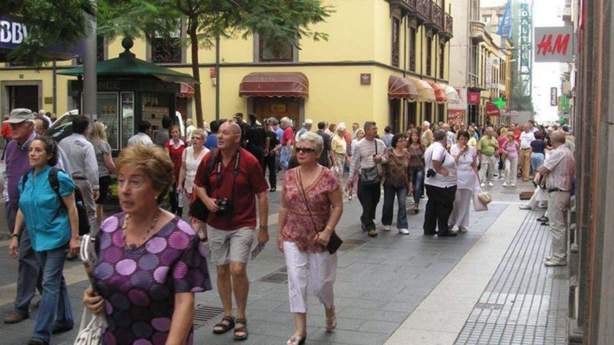 Viandantes caminan por la calle Castillo de Santa Cruz de Tenerife. / Imagen de la red