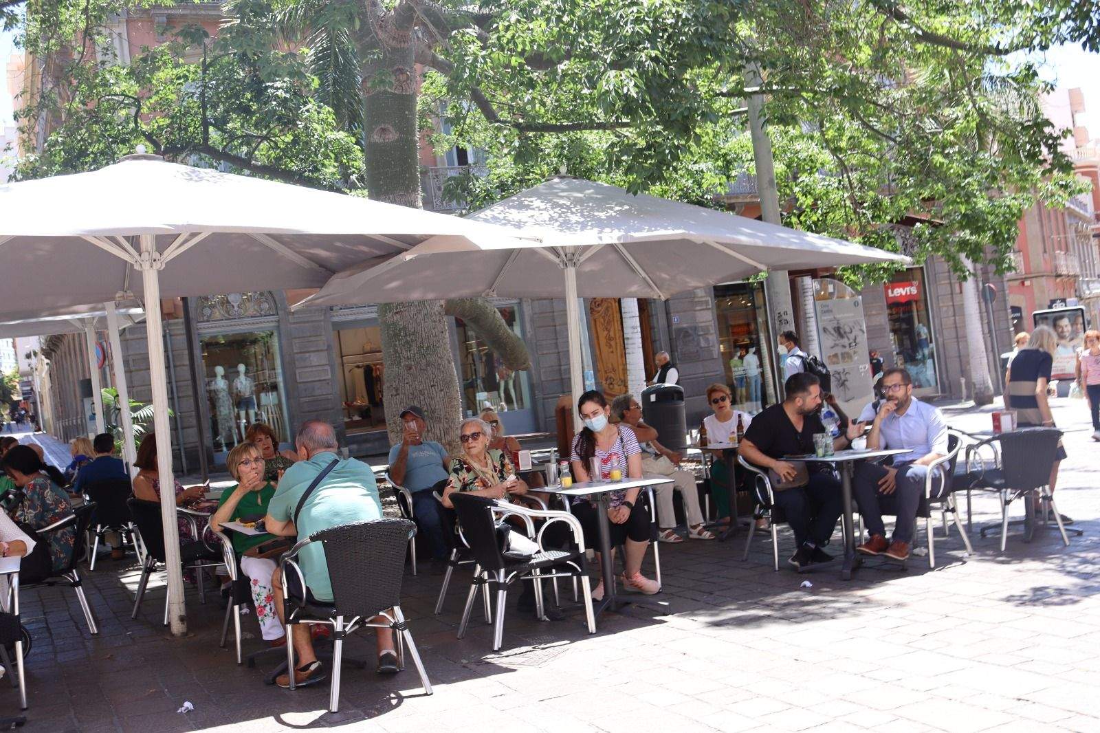 Terraza de una cafetería en la zona comercial de Santa Cruz de Tenerife. / Atlántico Hoy