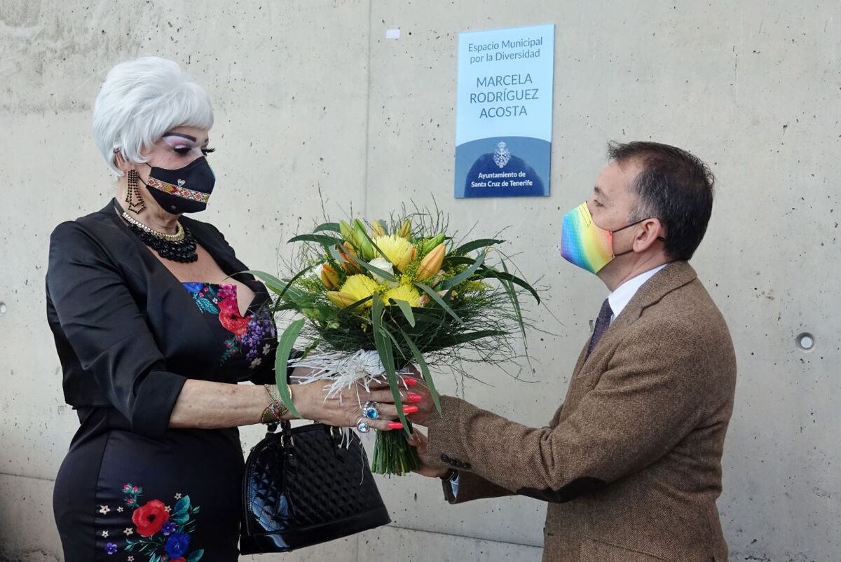 José Manuel Bermúdez presentando el centro de diversidad junto a Marcela Rodríguez Acosta./