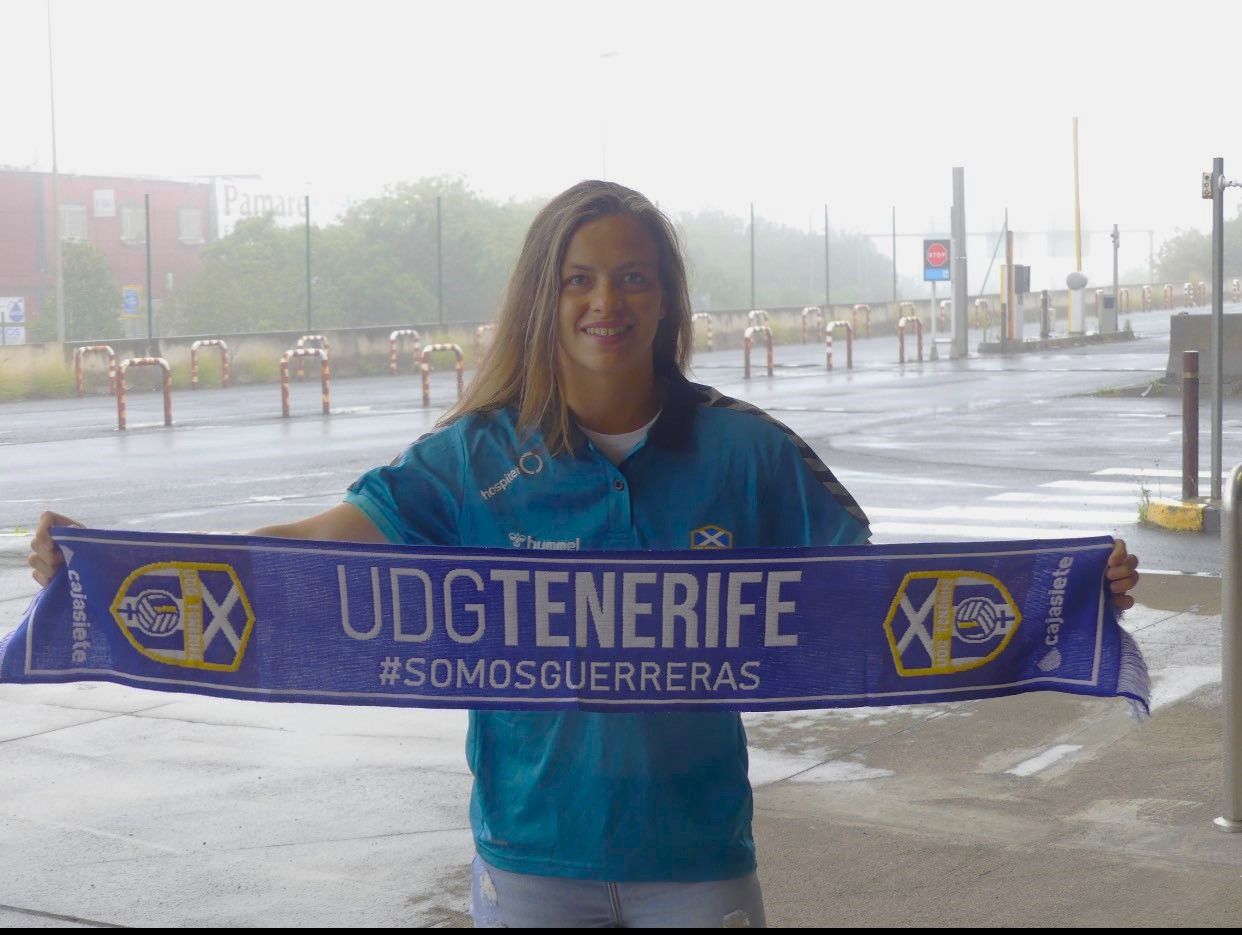 María Portolés posó con una bufanda de la UD Granadilla a su llegada a Tenerife./ UDG Tenerife.