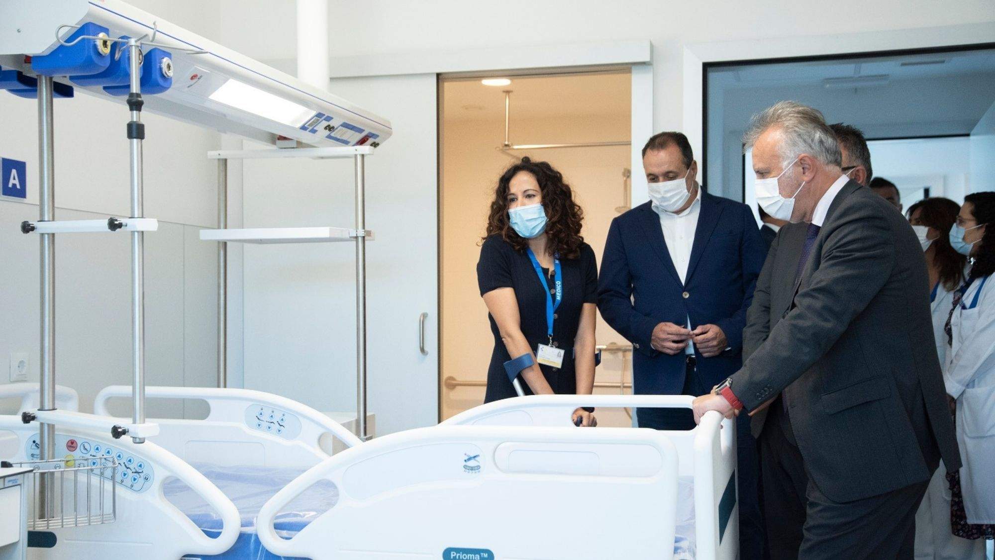 El presidente de Canarias, Ángel Víctor Torres, y el consejero de Sanidad, Blas Trujillo, visitan las instalaciones del HUNSC. / Archivo