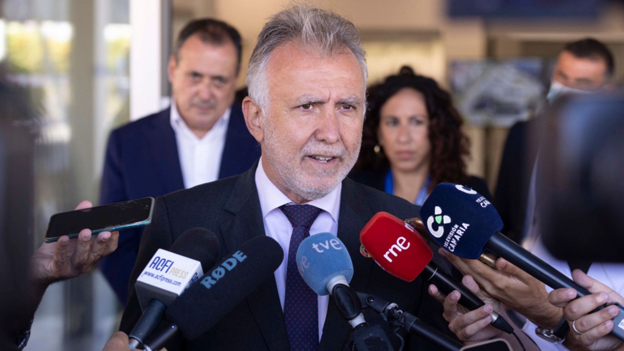 El presidente de Canarias, Ángel Víctor Torres, atiende a los medios de comunicación. / Efe