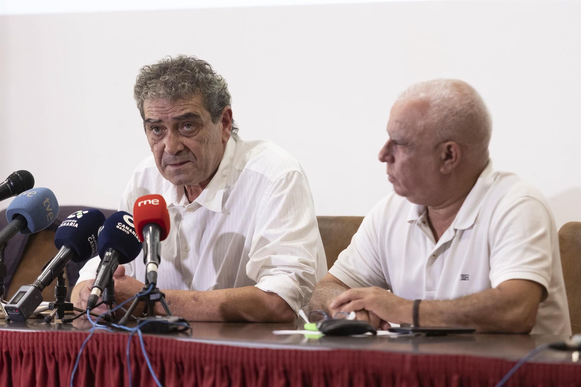 Inocencio González, secretario general de CCOO en Canarias (izq.), y Manuel Navarro, su homólogo de UGT, en una rueda de prensa de 2022./ EFE/Miguel Barreto Inocencio González, secretario general de CCOO en Canarias (izq.), y Manuel Navarro, su homólogo de UGT, en una rueda de prensa de 2022./ EFE/Miguel Barreto