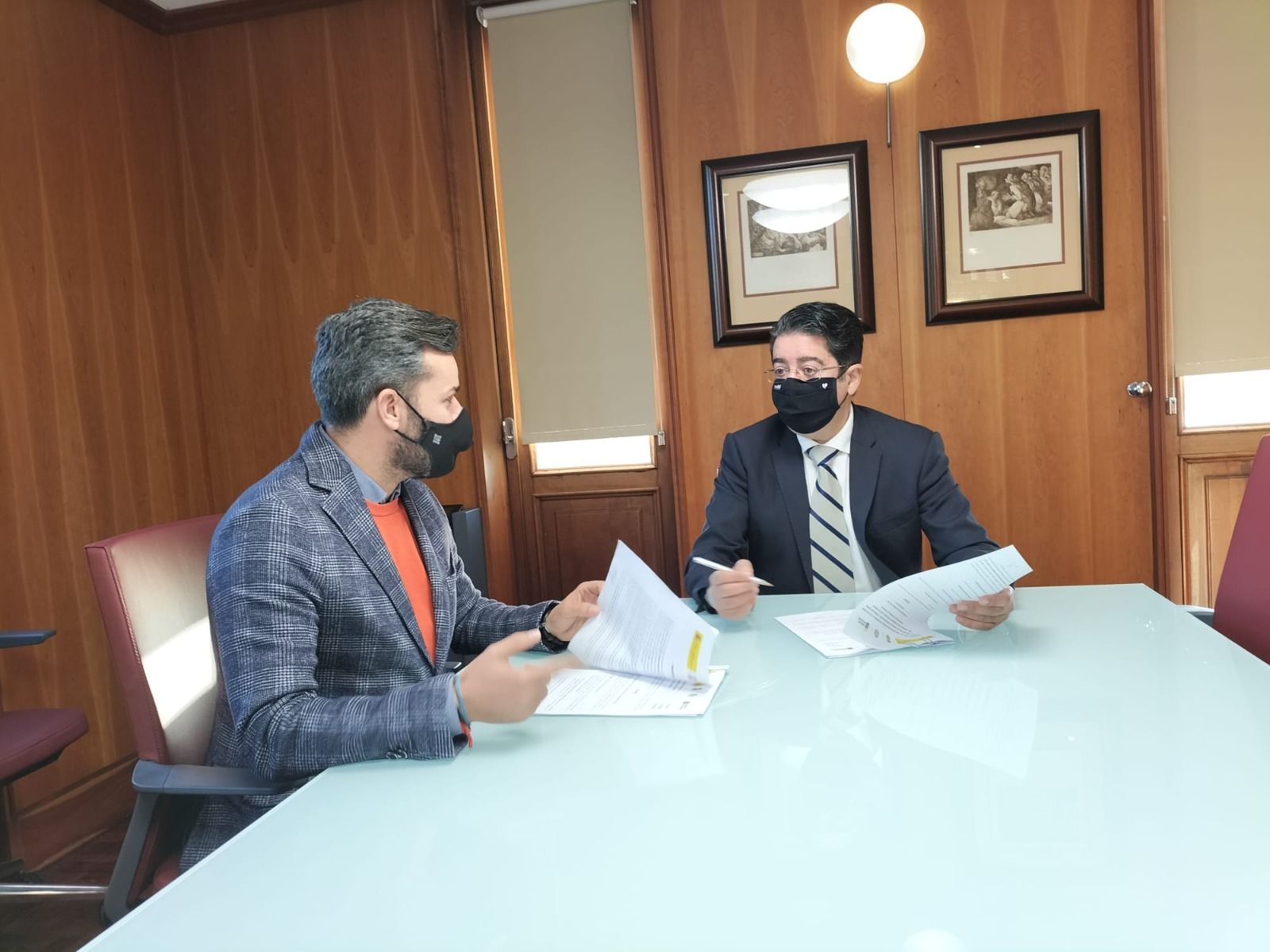 Pedro Martín (der.), presidente del Cabildo de Tenerife, y Zebenzuí Chinea (izq.), consejero insular de Cooperación Municipal y Vivienda./ Cabildo Tenerife