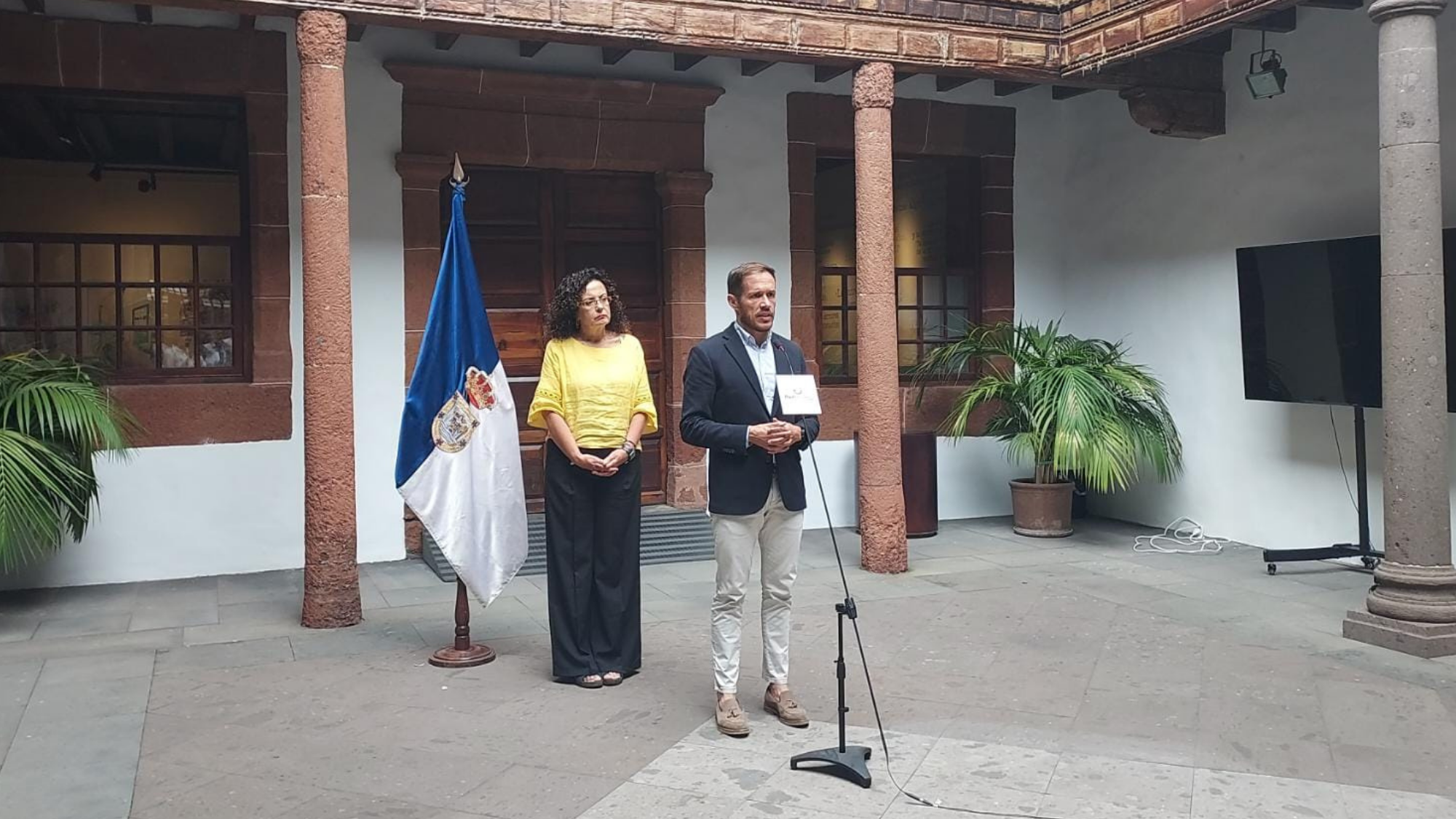 El presidente del Cabildo de La Palma, Mariano Zapata y la a consejera de Seguridad y Emergencias, Nieves Rosa Arroyo en rueda de prensa presentado los datos sobre los millones transferidos a los afectados del volcán. Cedida