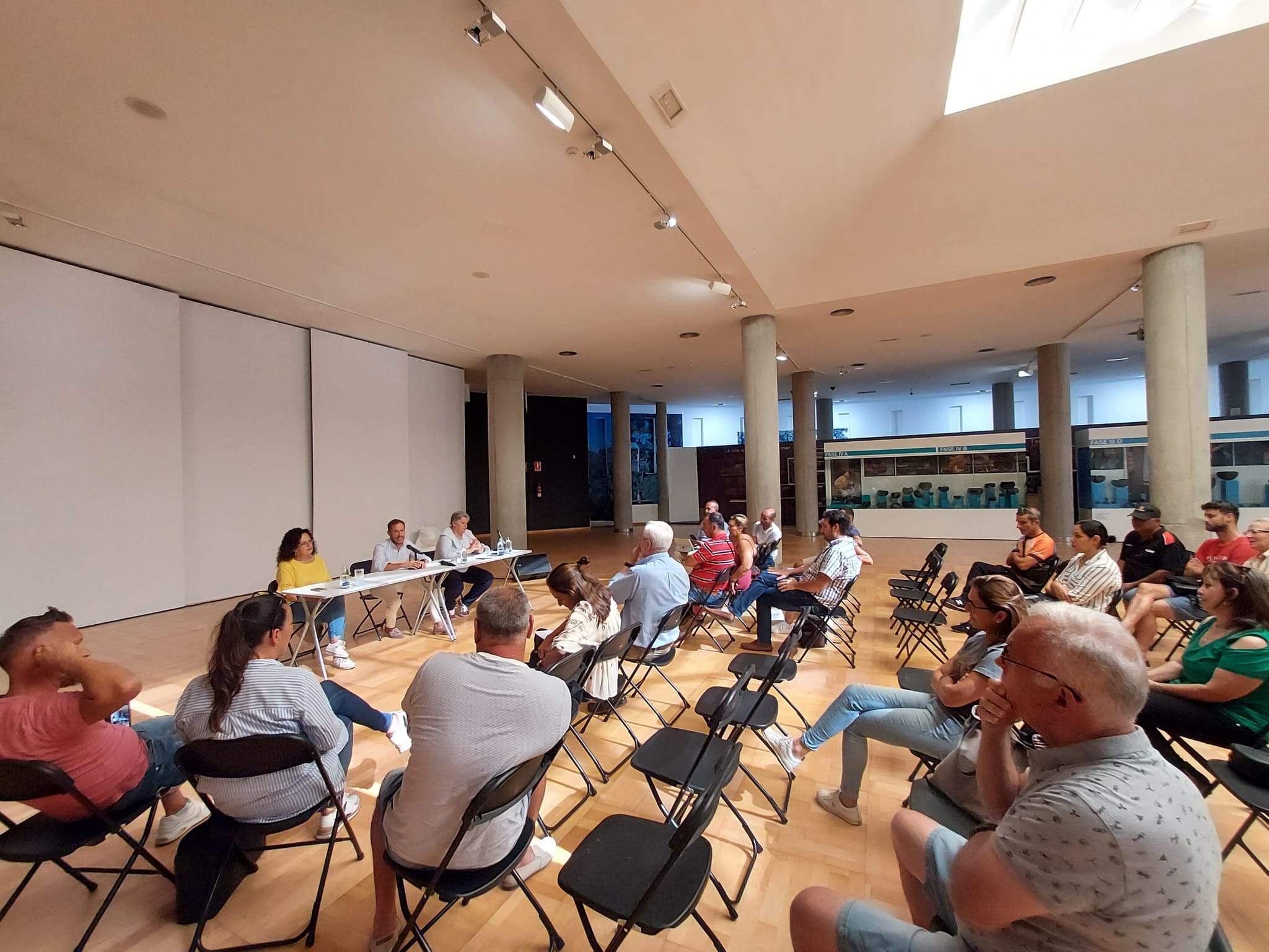 Reunión de empresarios de Puerto Naos con la instituciones. / Cabildo de La Palma 