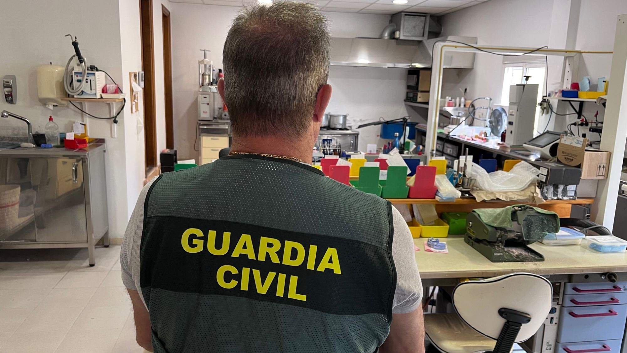 Un Guardia Civil en un laboratorio. / Cedida