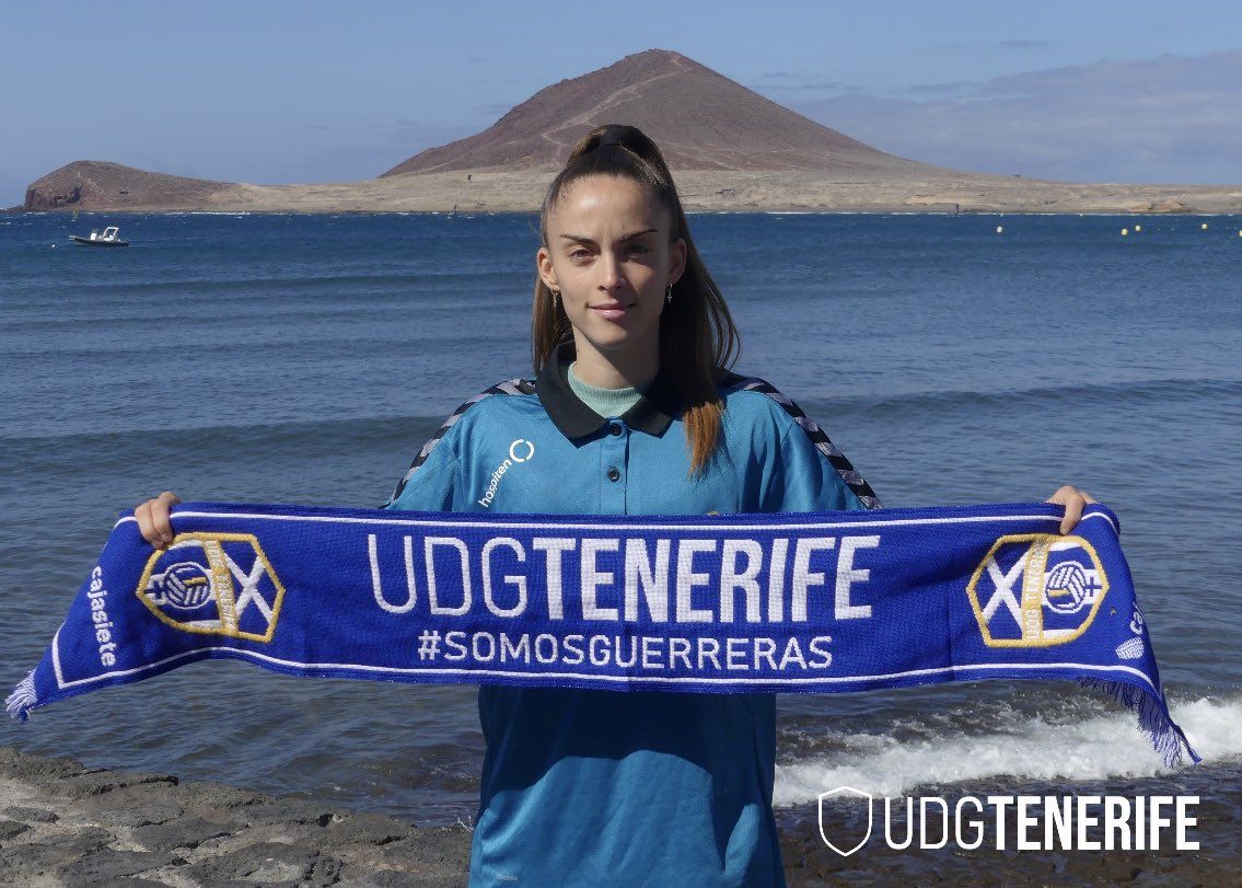 Clau Blanco posó con los colores de la UD Granadilla Tenerife y la Montaña Roja de El Médano al fondo./ UDG 