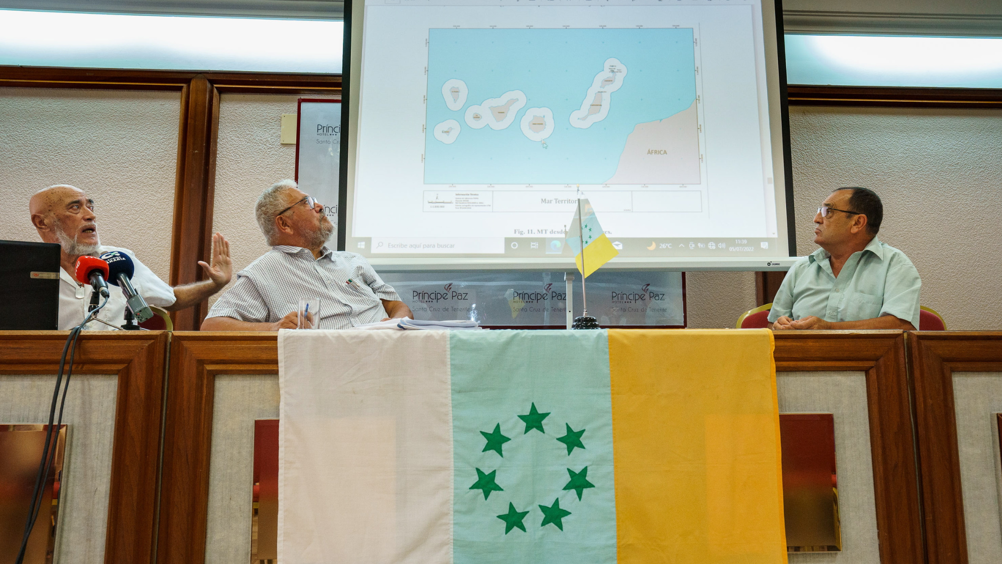 Los representantes de Iniciativa Popular Canaria, Ángel Cuenca (i), Pedro Medina (c) y Quintín Ortíz (d) . Ramón de la Rocha (EFE)