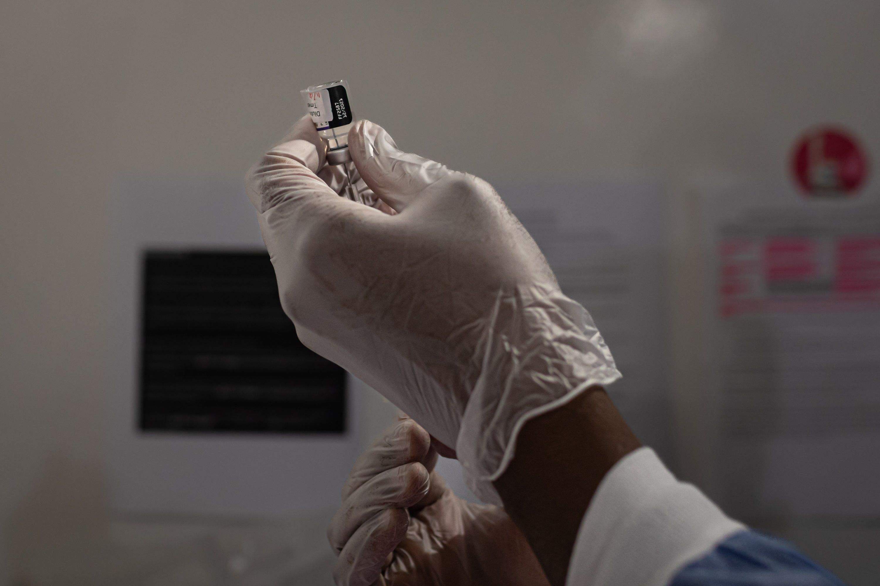 Un sanitario prepara una dosis de una vacuna. Sanidad apremia a las CCAA para vacunar contra la viruela del mono / EP