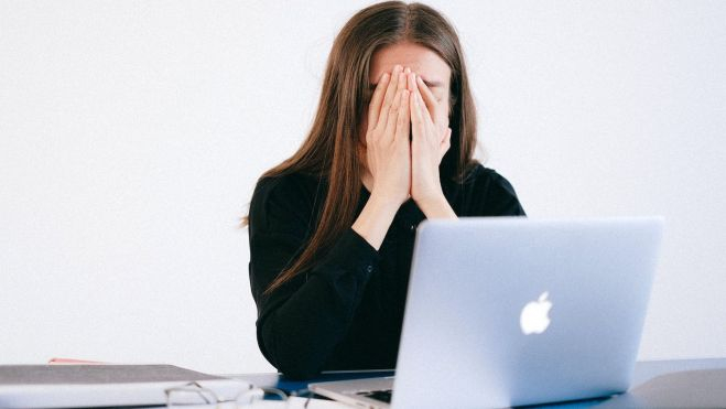 Una joven durante la jornada de trabajo./ Una joven durante la jornada de trabajo./