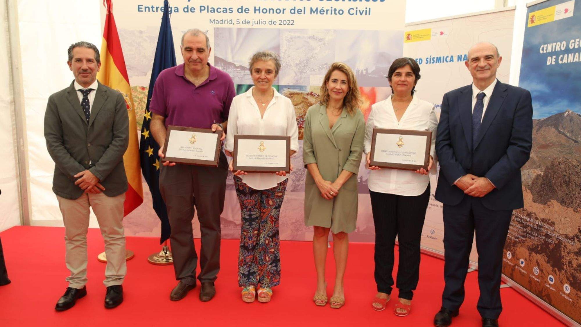 Carmen López, responsable del Observatorio Geofísico Central, María José Blanco, directora del IGN en Canarias; y José Benito, en nombre de Juan Vicente Cantavella, posan con las placas junto a la ministra Raquel Sánchez. / Gobierno de España
