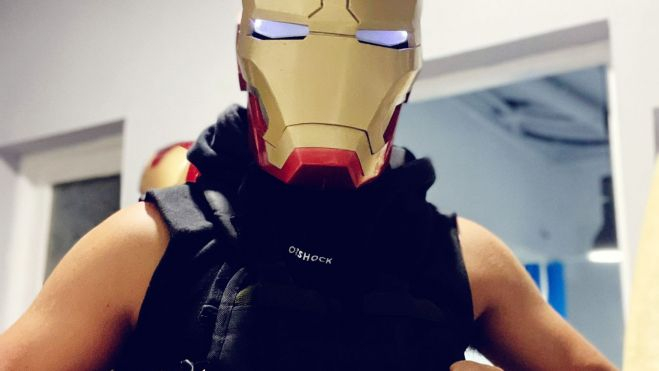 Jesus Echedey con la máscara de Iron Man y pesos de plomo para entrenar. / Cedida