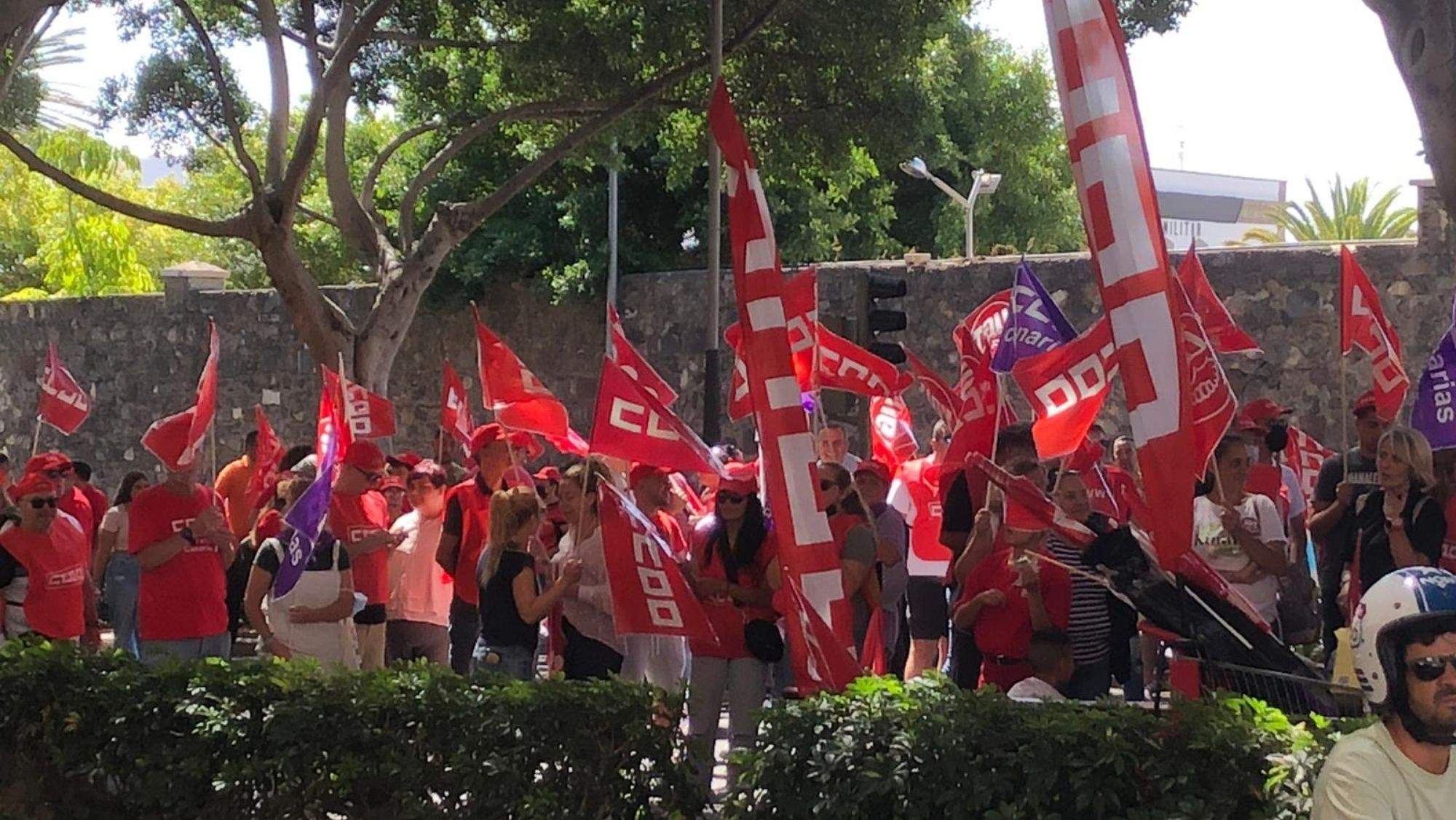 Asistentes a la manifestación de los sindicatos frente a la sede de la CEOE Tenerife. / AH