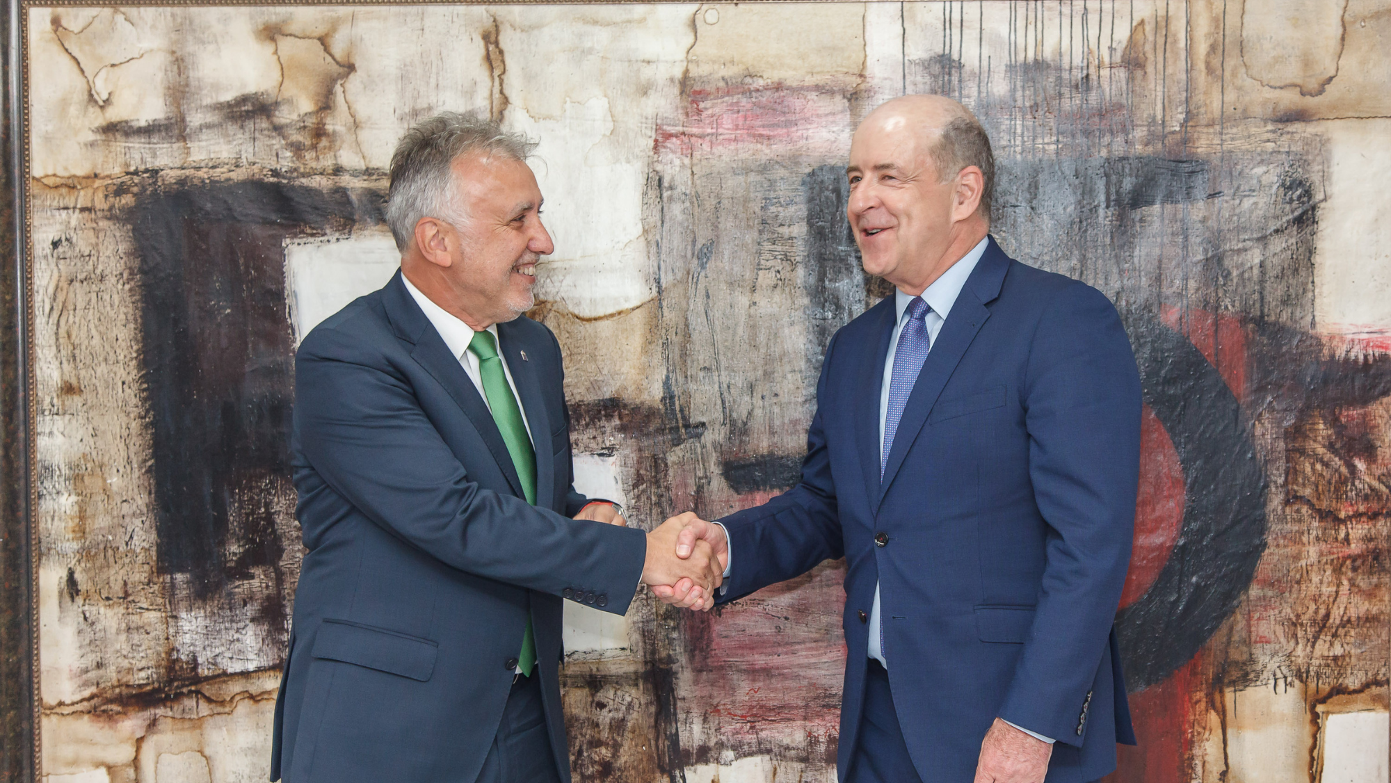 El presidente del Gobierno de Canarias, Ángel Víctor Torres, y el nuevo presidente de la Confederación Canaria de Empresarios, Pedro Ortega. Gobierno de Canarias