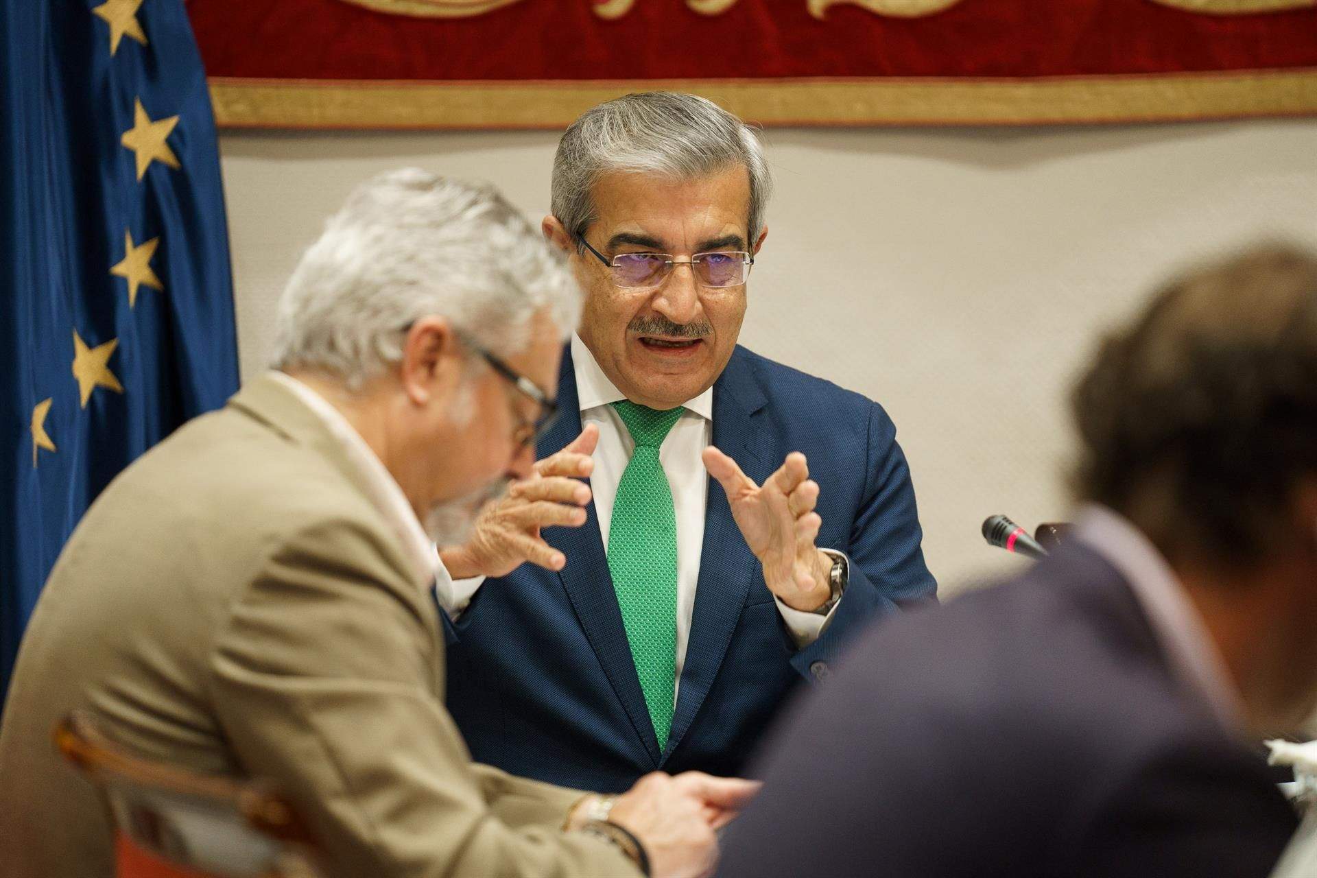 Román Rodríguez, vicepresidente y consejero de Hacienda de Canarias, habla durante una comisión parlamentaria./ EFE/Ramón de la Rocha