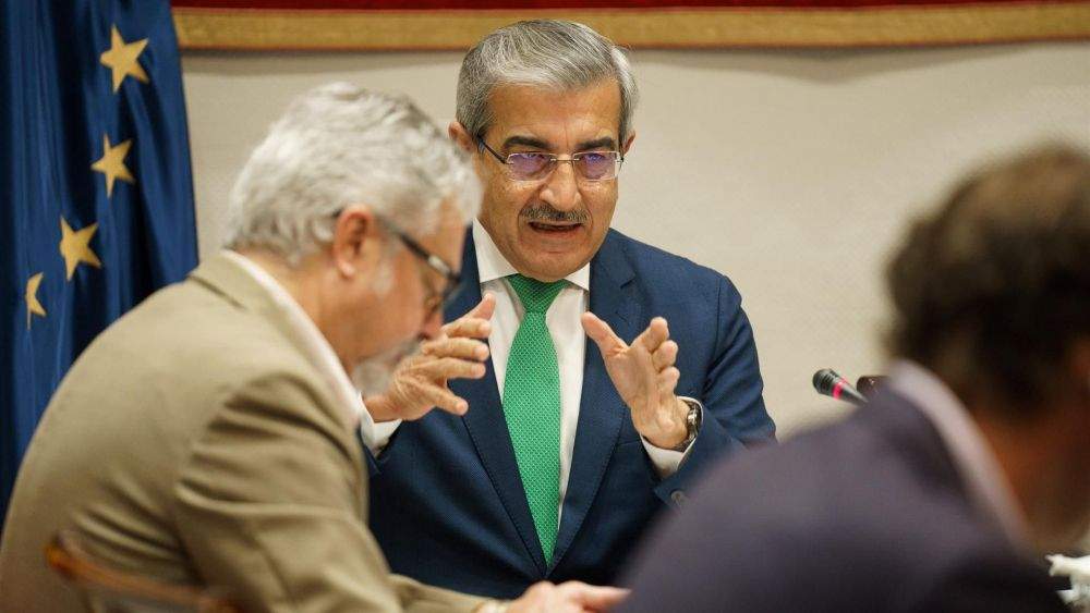 Román Rodríguez, vicepresidente y consejero de Hacienda de Canarias, habla durante una comisión parlamentaria./ EFE/Ramón de la Rocha