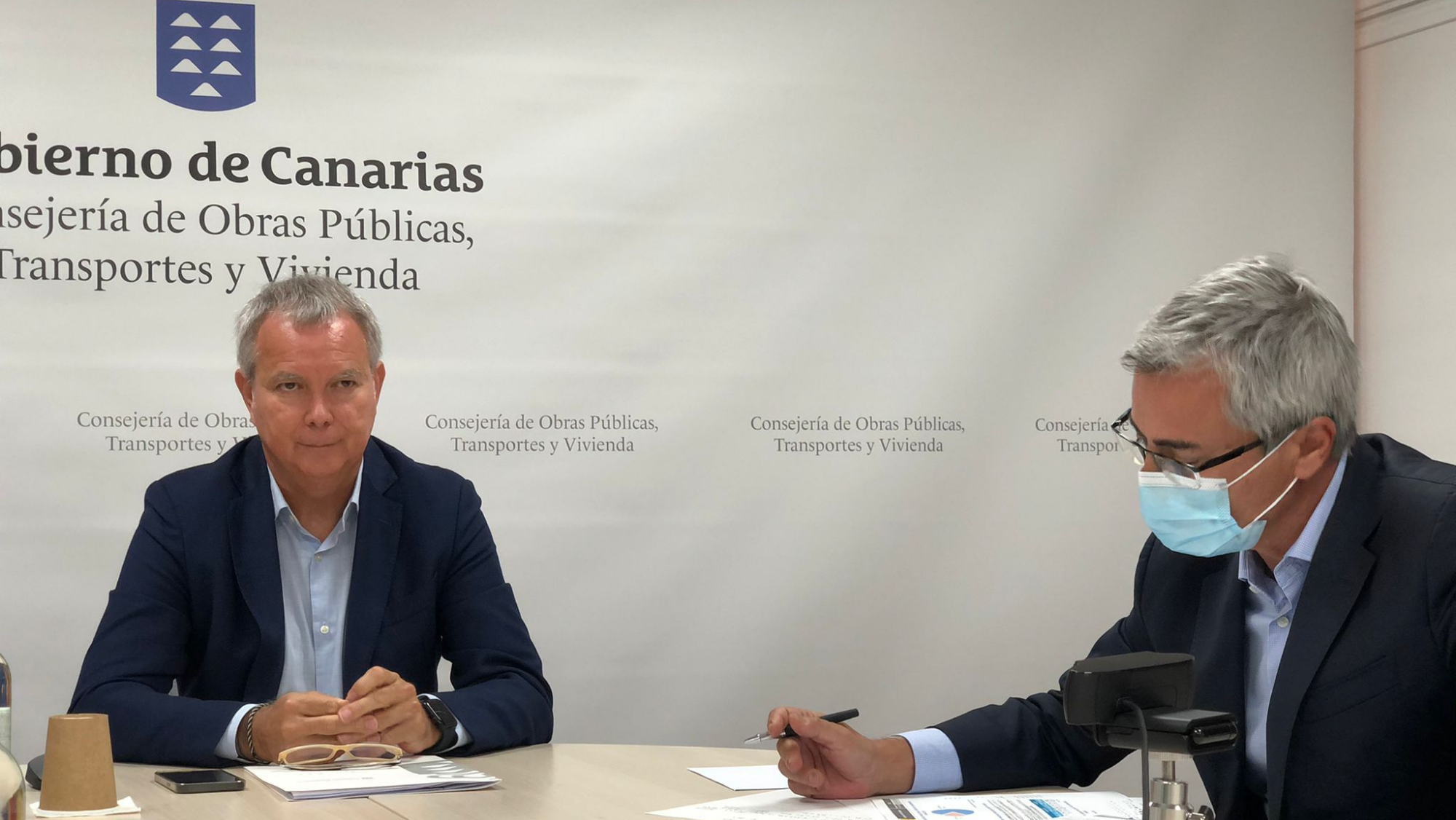 Firma del acuerdo para la inyección de cinco millones de euros destinados a digitalizar a pymes y autónomos dedicados al transporte. / Gobierno de Canarias