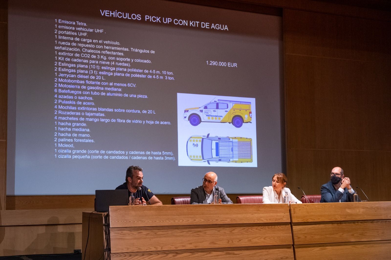 Antonio Morales, presidente del Cabildo de Gran Canaria (segundo izq.), presenta los coches y equipos junto con representantes de Protección Civil./ Cedida
