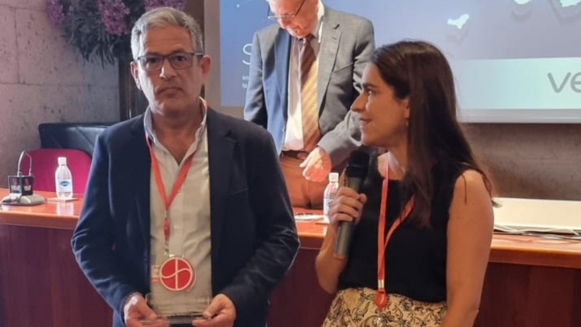 Felipe Santana, respondable informático del servicio de atención primaria en Gran Canaria, recibiendo el premio./ Cedida