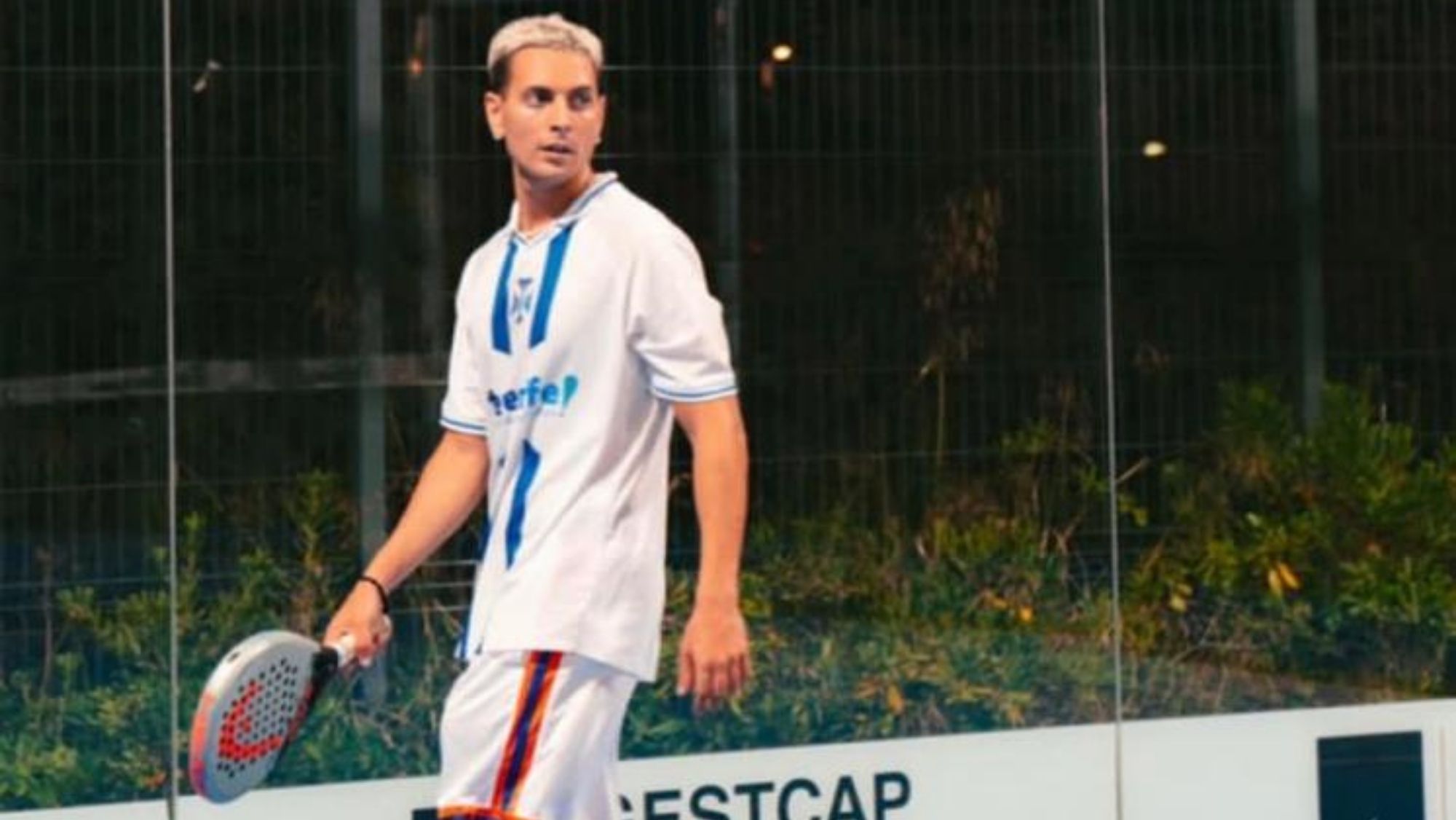 El Streamer Coscu vestido con la camiseta del centenario del CD Tenerife. / @martinpdisalvo