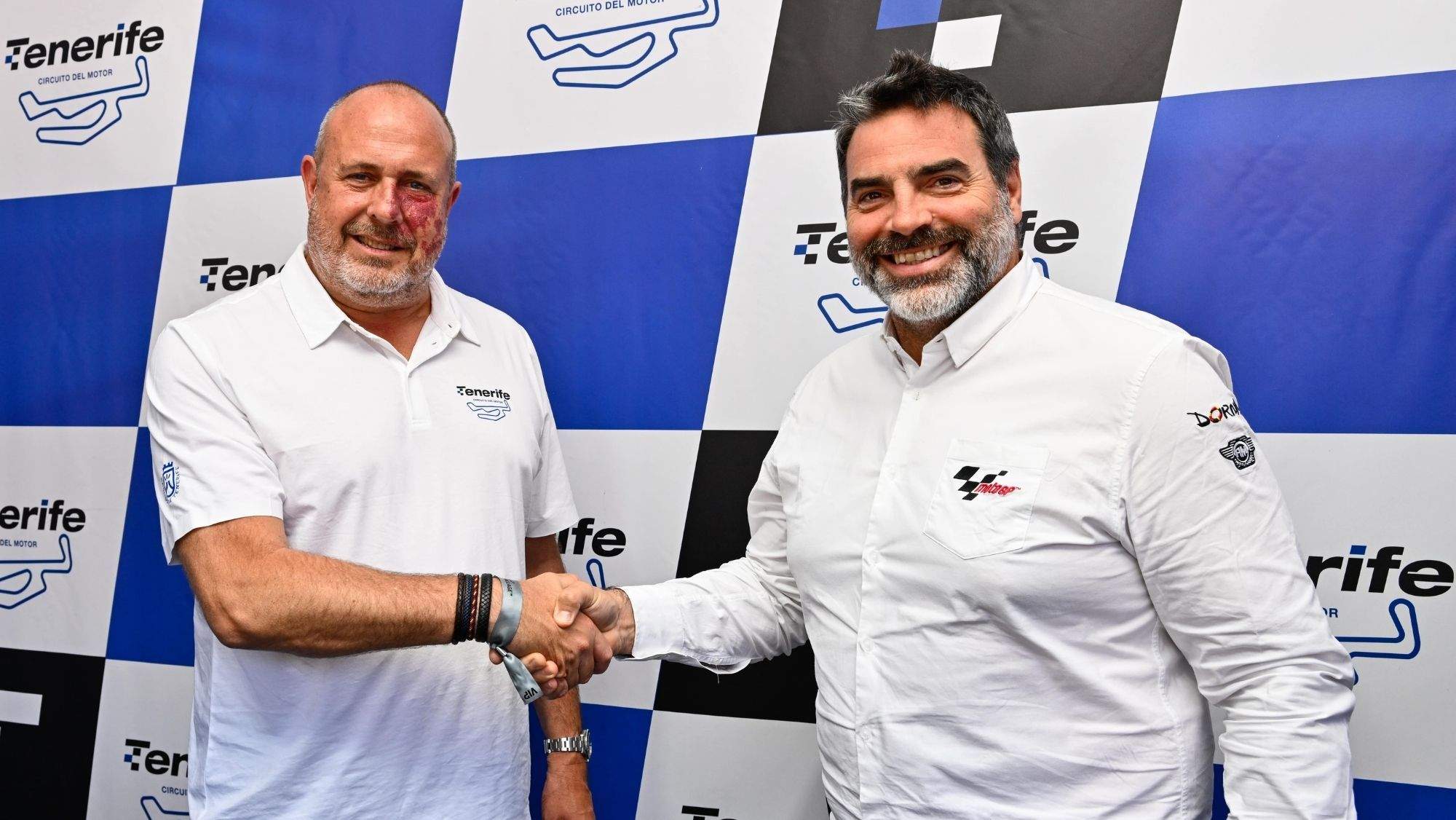 El vicepresidente primero del Cabildo de Tenerife, Enrique Arriaga, y Marc Saurina, en representación de Dorna, sellan el acuerdo de colaboración. / Cedida