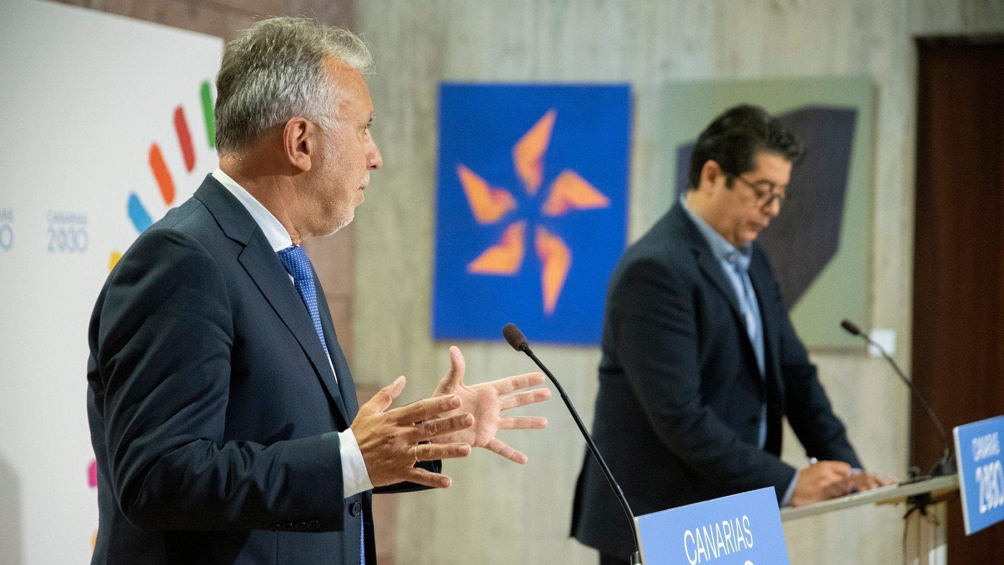 El presidente de Canarias, Ángel Víctor Torres, y el presidente del Cabildo de Tenerife, Pedro Martín, en la comparecencia de prensa conjunta. Cedida