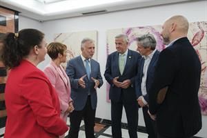 El presidente de Canarias, Ángel Víctor Torres (3i), charla con la consejera de Economía, Elena Máñez (2i); la directora Económica-Comercial de la Embajada de Israel en España, Noa Heinemann (i); entre otros/ EFE/Ángel Medina G. El presidente de Canarias, Ángel Víctor Torres (3i), charla con la consejera de Economía, Elena Máñez (2i); la directora Económica-Comercial de la Embajada de Israel en España, Noa Heinemann (i); entre otros/ EFE/Ángel Medina G.