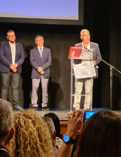 Sebastián Quintana recogiendo el galardón de primer Abanderado Azul de España. / Cedida