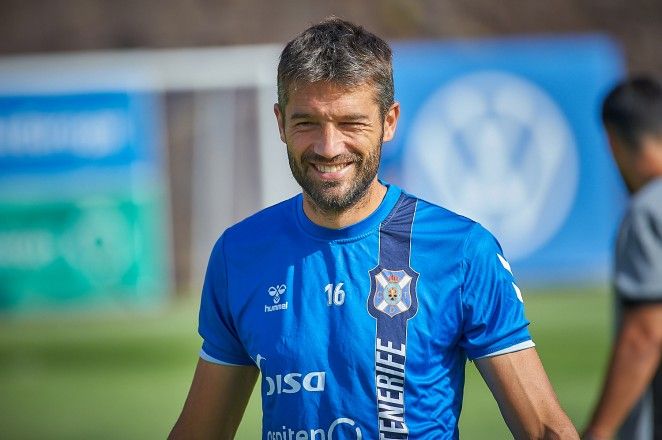 Aitor Sanz renovó su contrato con el CD Tenerife, al igual que Carlos Ruiz, cumplirá su décima temporada en el club./ CDT