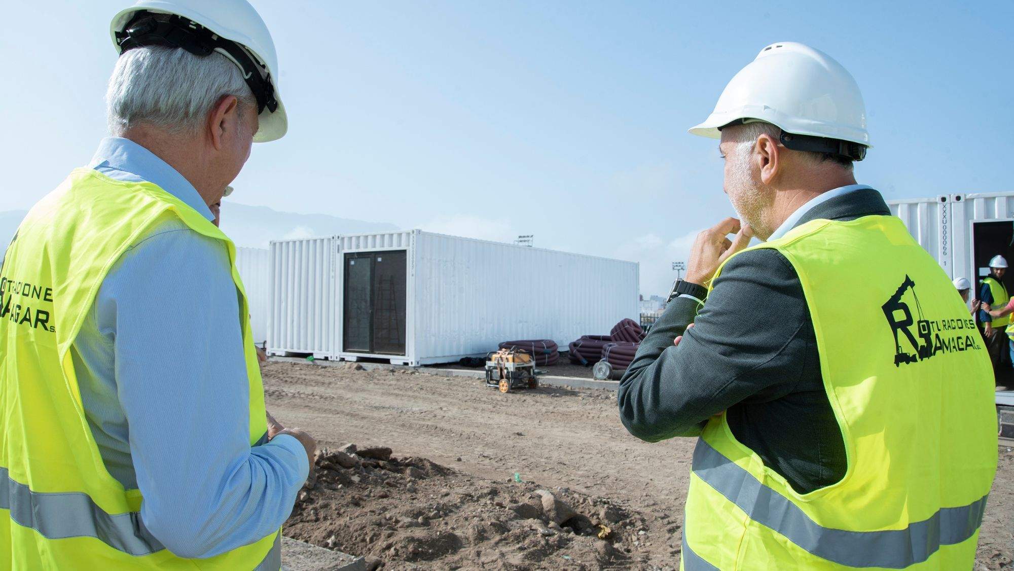 El consejero de Obras Públicas, Transportes y Vivienda, Sebastián Franquis (i), y el presidente de Canarias, Ángel Víctor Torres (d), observan una vivienda modular. / Cedida
