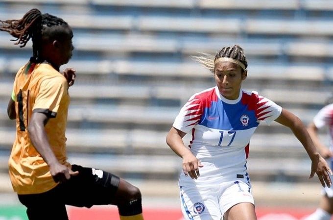 La nueva incorporación de la UD Granadilla, Javiera Toro, disputando un partido internacional con la selección de Chile./ Twitter Sevilla FC.