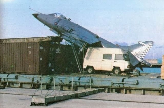 El Harrier aterrizó sobre una furgoneta Mercedes Benz que estaba siendo transportada para una floristería./ Redes