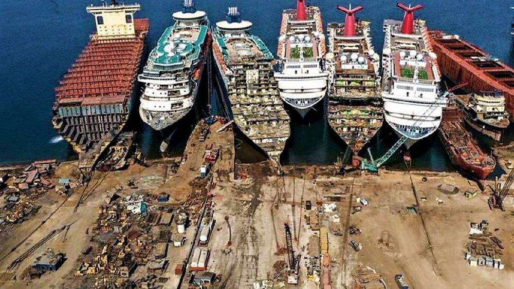 Astillero de desguace de cruceros en Aliaga./ Hosteltur