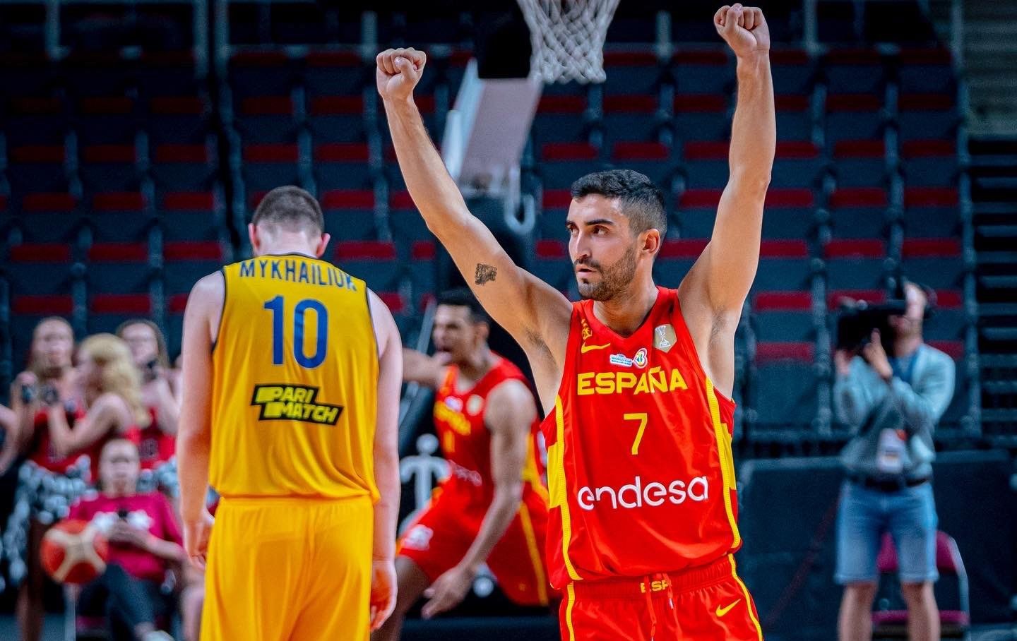 Jaime Fernández, el nuevo fichaje del CB Canarias, celebra la victoria de España ante Ucrania en el último partido disputado por el combinado nacional./ Twitter Jaime Fernández.