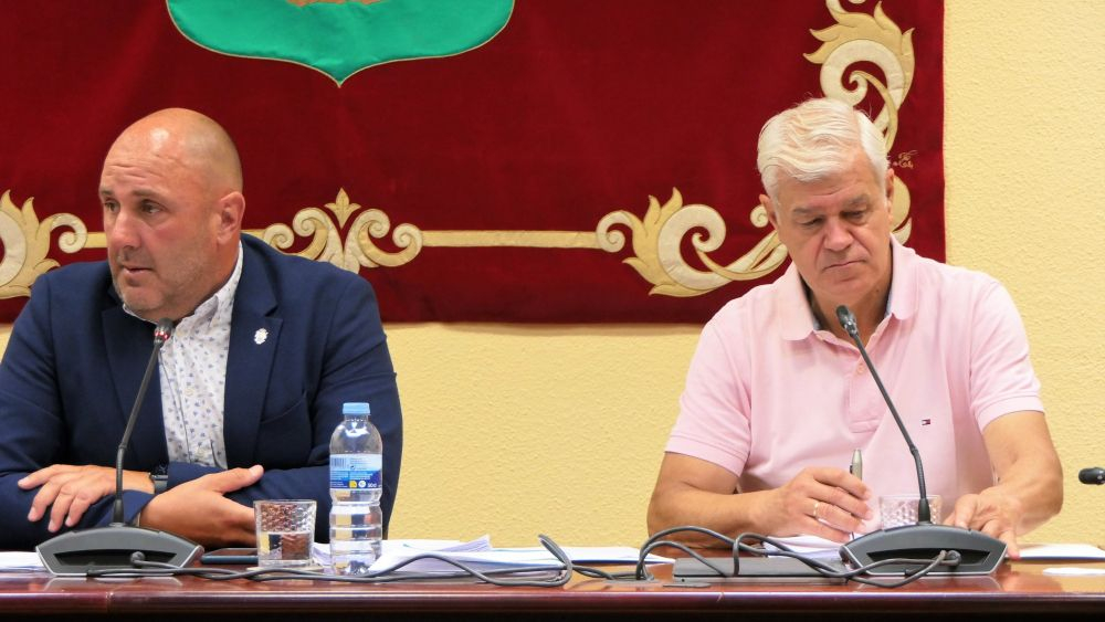 Sergio Lloret (izq.), nuevo presidente de la Fecai, y Alpidio Armas (der.), presidente saliente./ Cabildo de El Hierro